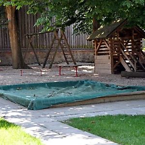 Garten mit Spielplatz_2